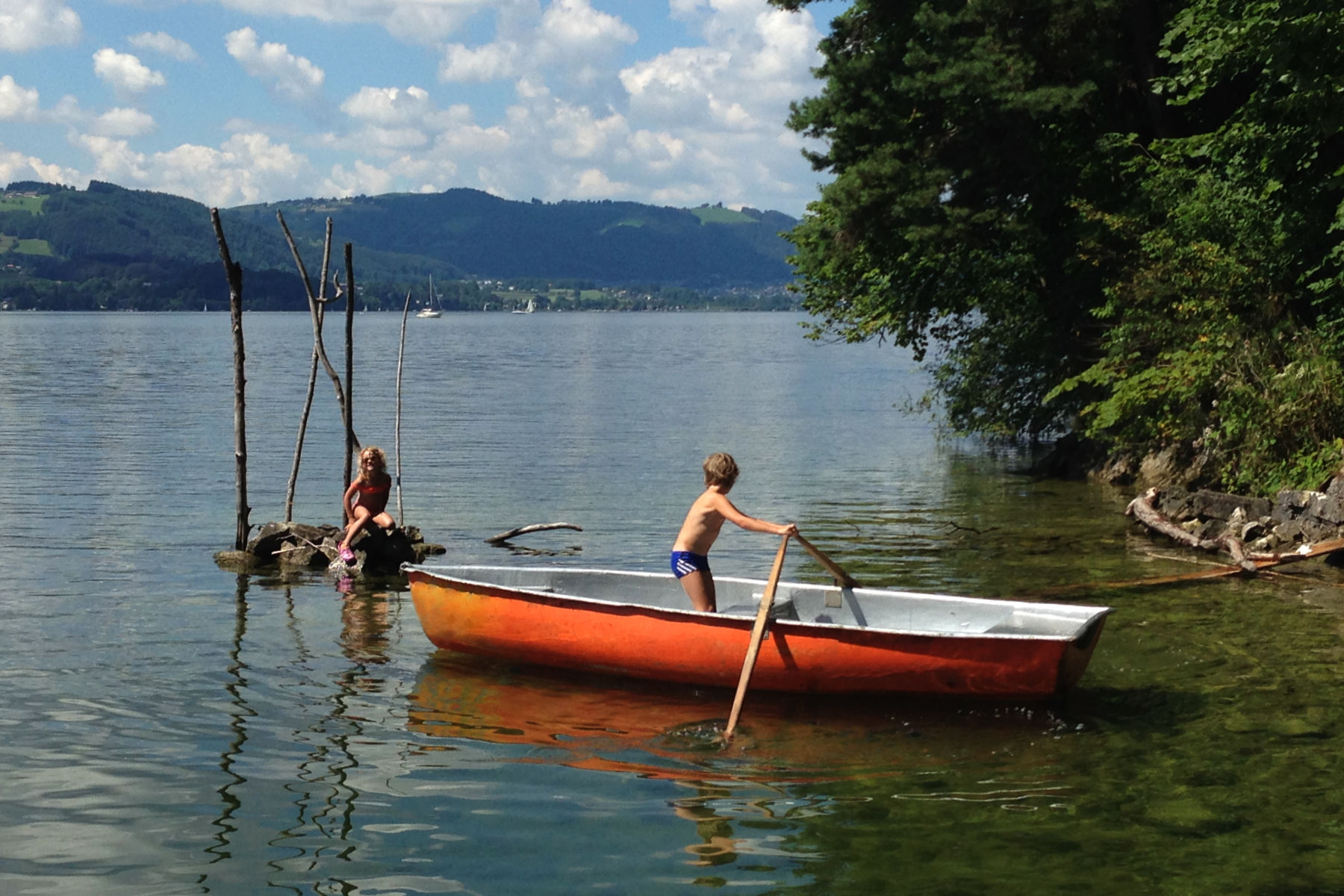 Genieße deine Bootzeit am Traunsee, Ruderboot mit Kind in Eisenau